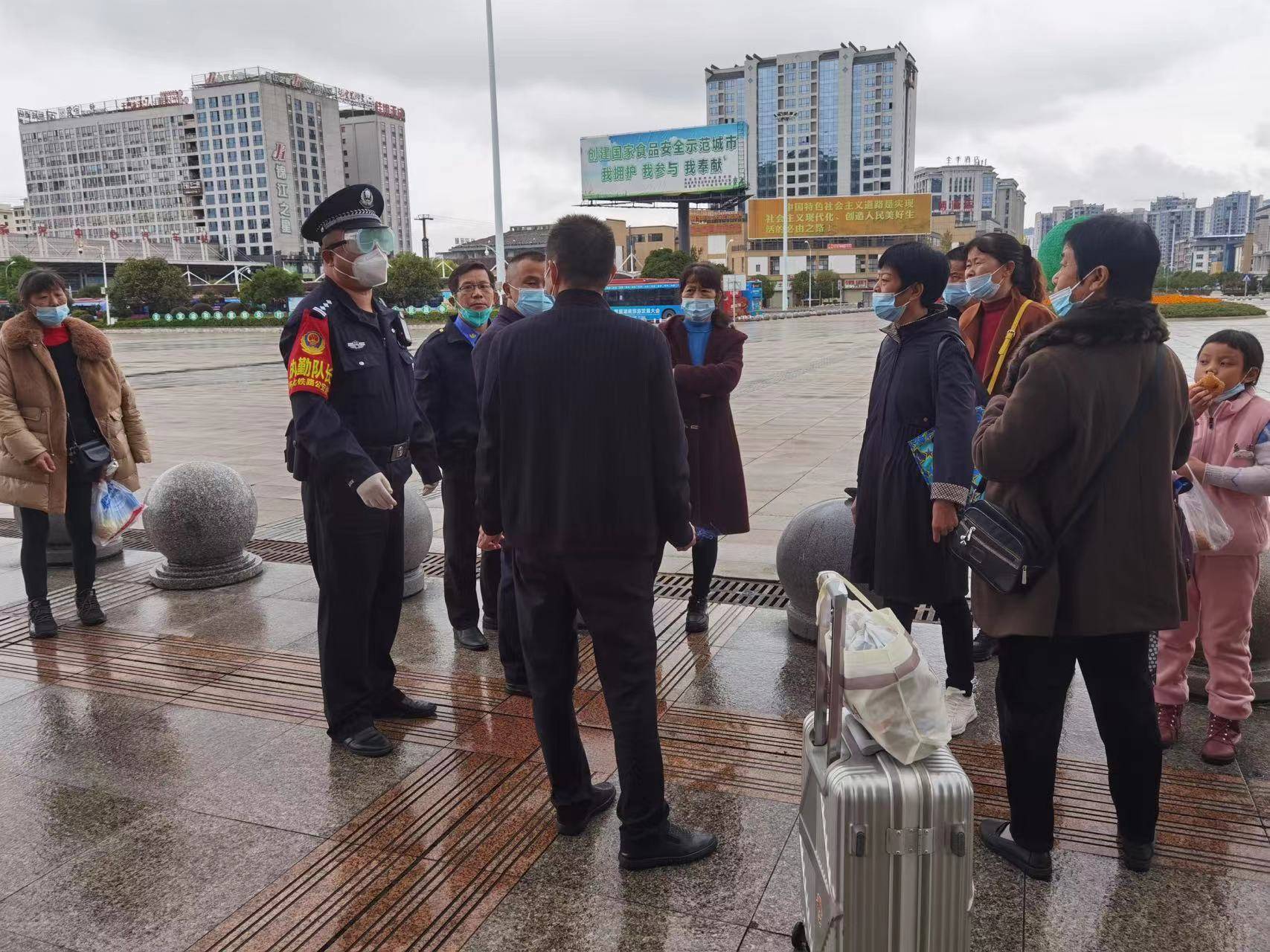 张家界铁警坚守岗位 劝离滞留旅客_封控_刘锴_情绪