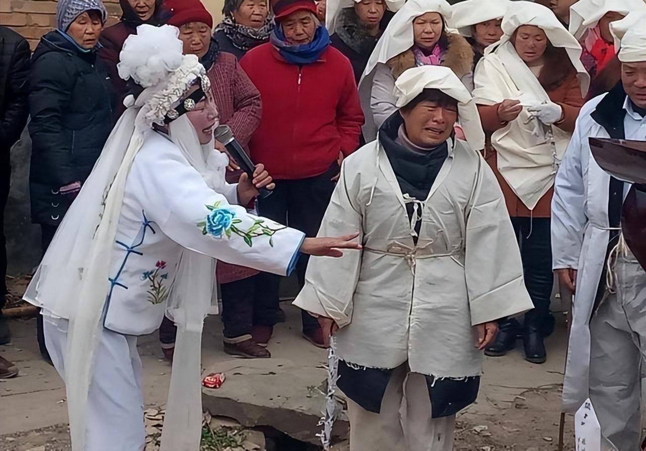 河南职业"哭丧人:一年磕头上万次,每场挣700元,自