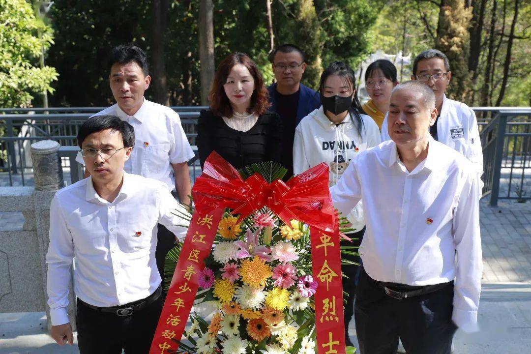 嵩云山下存忠骨,沅巫河畔荡浩气,徐徐清风悼先烈,名垂青简永相承.