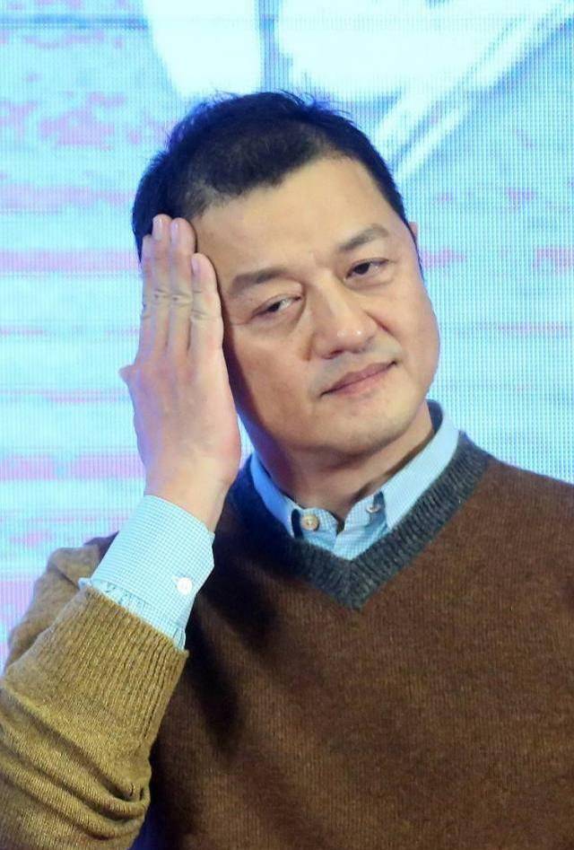 可能对发型格外没有信心,李亚鹏一直在不停抓头,发