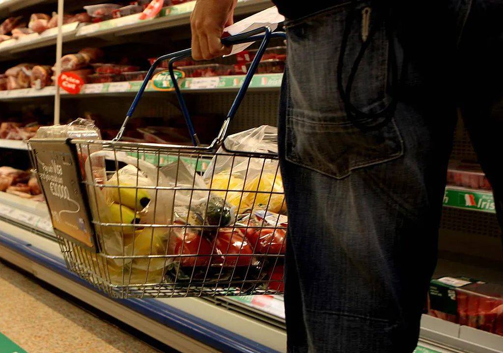英媒：为省钱过冬，越来越多英国人愿买超市“歪瓜裂枣”式蔬菜水果