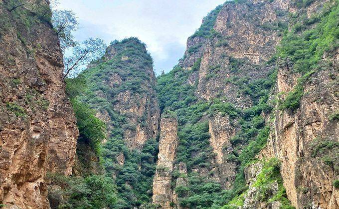 河北蔚县有一处飞狐峪，喜欢自驾的朋友都爱来，风景优美还免门票