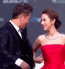 “夹大腿，要亲亲”一对父女“亲密”视频遭全网疯传，错位的亲子关系太可怕了
