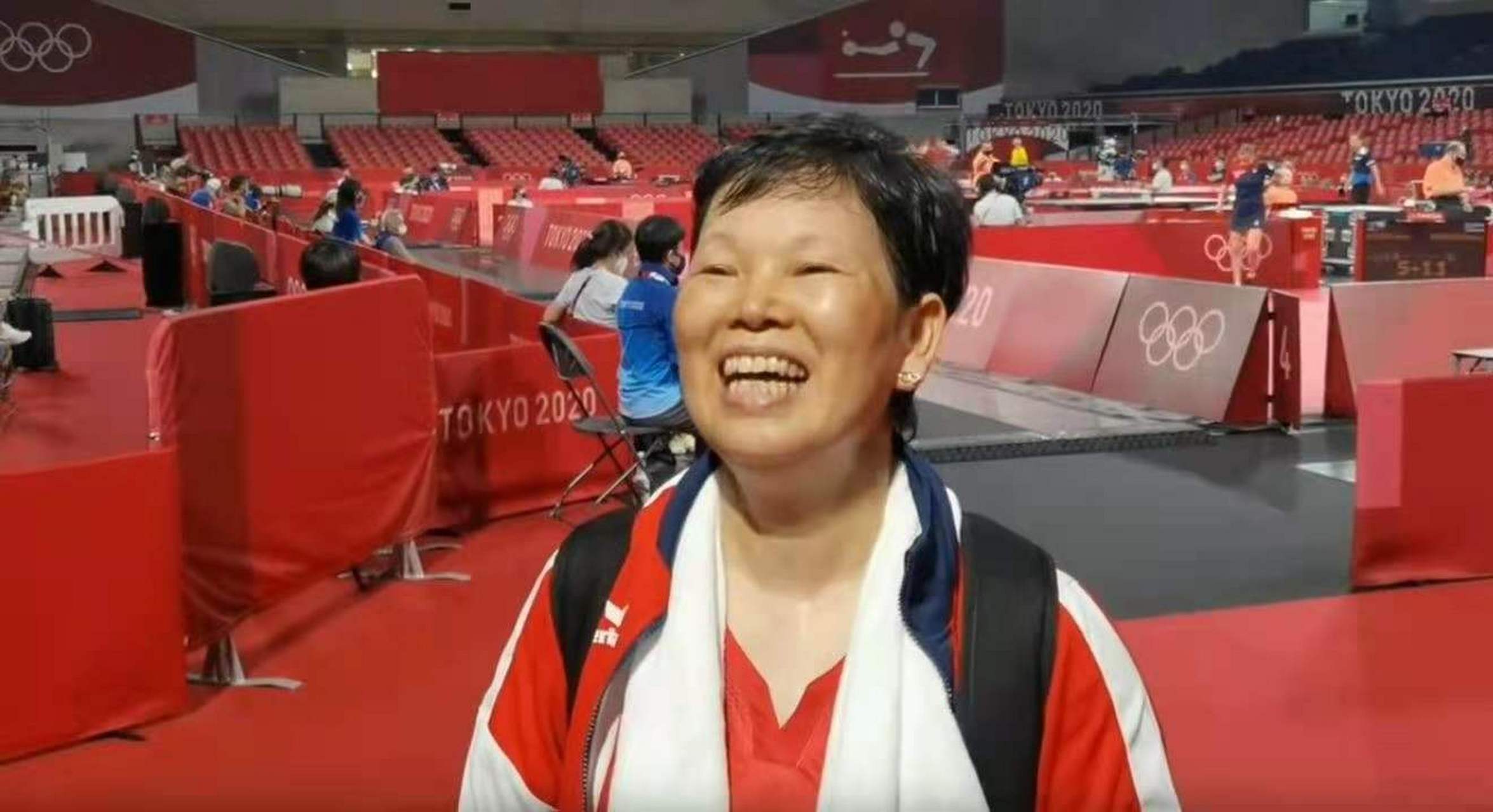 59岁倪夏莲，感动落泪！爱喝可乐的华裔老阿姨，在机场也不忘热身
