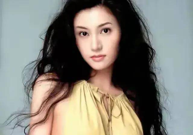 成都三代试管费用（原创
            绝世美女李嘉欣嫁入豪门，“试管”生的儿子长相却平平无奇）