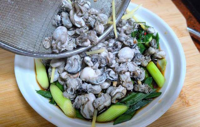 厦门人吃海蛎，除了煎海蛎饼，还喜欢这样吃，鲜香味美天天吃不腻