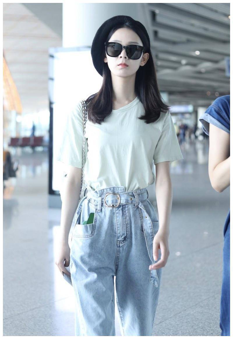 原創(chuàng)
陳瑤走簡約冷淡路線了,米色T恤顯清純,紙袋褲立體感強還顯高 第1張 原創(chuàng)
陳瑤走簡約冷淡路線了,米色T恤顯清純,紙袋褲立體感強還顯高 第1張