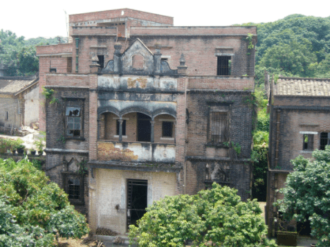 始建于中华民国十一年(1922,坐东北朝西南,由青楼,红楼,瓦房和庭院