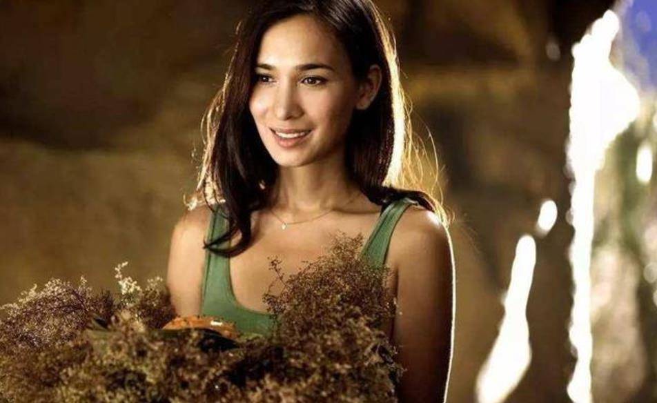 她是《战狼2》原定女主,因临时加价被替换,如今凭《八佰》走红_徐嘉雯