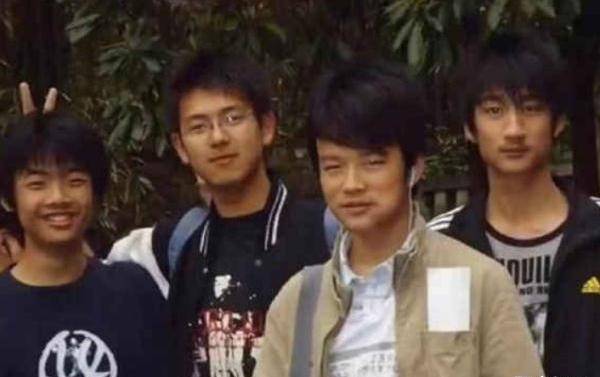 李现毕业于北京电影学院,在毕业照上,李现在同班同学的衬托下并不十分