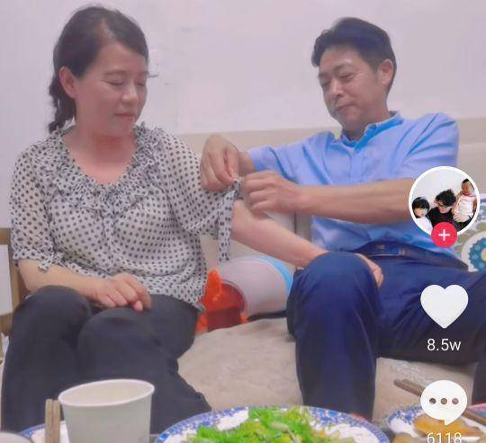 许敏体验虚拟飞机,姚师兵负责全程记录,网友:深情不及陪伴到老_夫妻