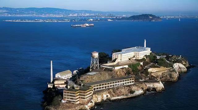 美国政府一开始并未在鹈鹕岛上建立监狱,他们只是在鹈鹕岛上修建了一