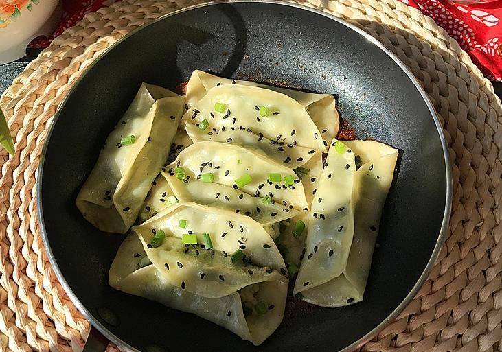 原创
  韭菜搭配它拌馅煎锅贴，鲜香味美滑嫩多汁，比猪肉韭菜更营养好吃 第3张