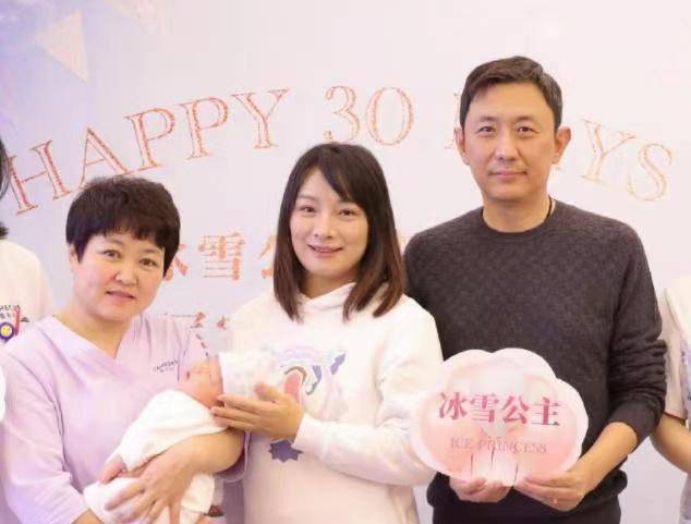 39岁滑雪冠军为儿子办满月宴！富豪老公现身一家四口像祖孙三代谈球吧体育(图3)