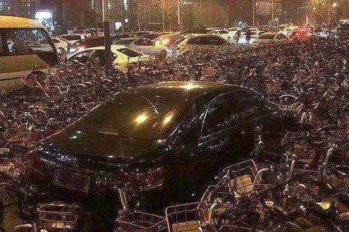 原创
幽默笑话:叫你乱停车,这下看你怎么开出来