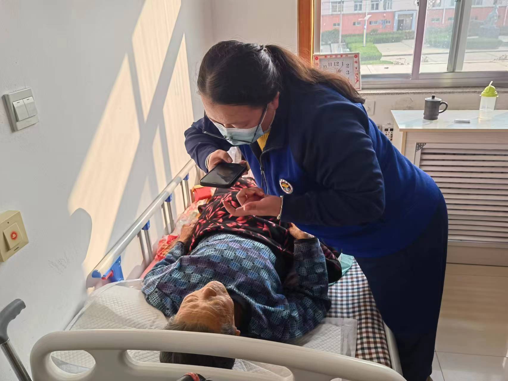 获悉这一情况后，为帮助瘫痪老人尽快解决难题，户籍民警经请示上级业务