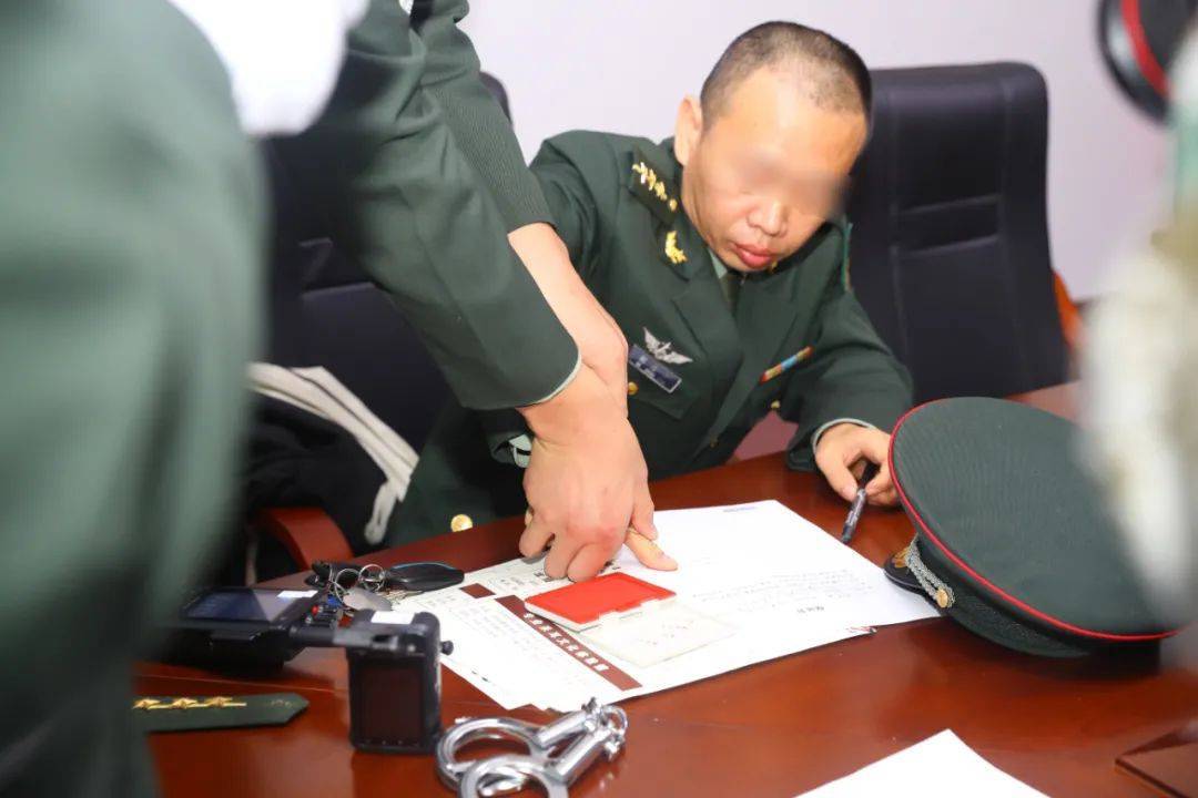 军服冒充营长招摇撞骗被立案侦查近日,法院一审判处胡某有期徒刑九个月伪造军官证、穿假军服遇到警备纠察队