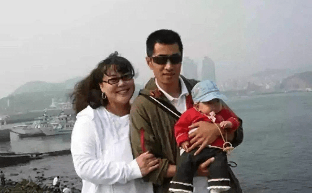 她的第二任丈夫比自己小15岁,而现任丈夫刘振则是一个90后,比李菁菁整