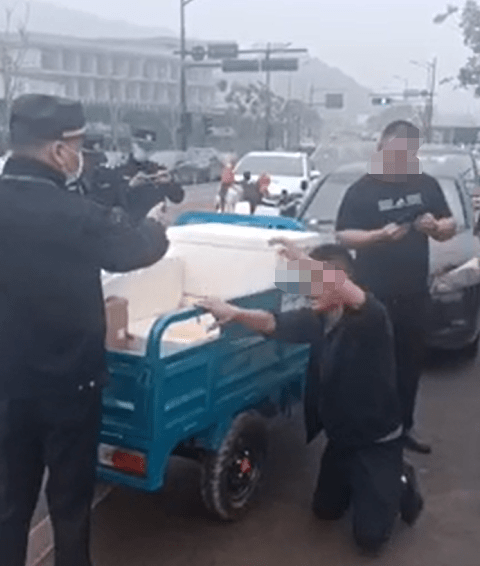 “不要罚我！”杭州一卖盒饭男子下跪求城管，回应：多次试图扶起
