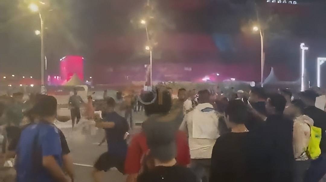 墨西哥球迷辱骂梅西引起众怒！阿根廷球迷组织起来围殴墨西哥球迷