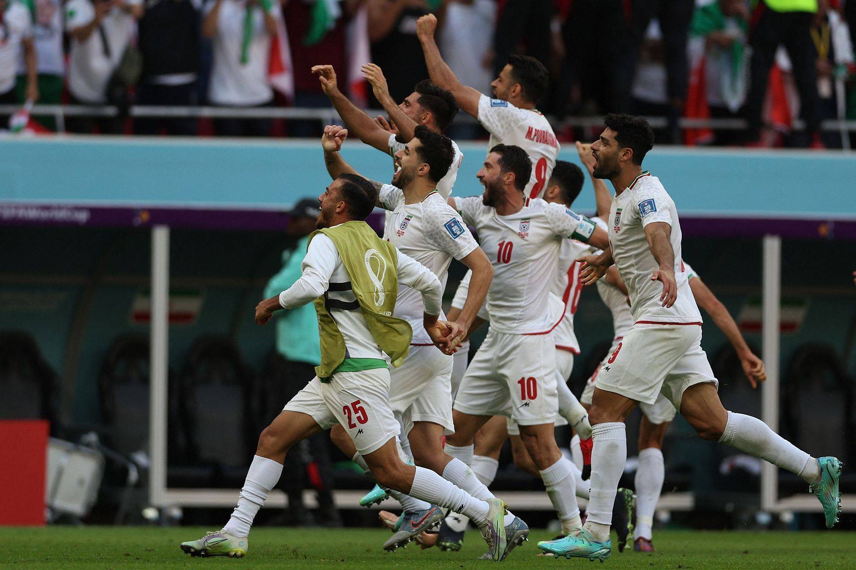 伊朗补时最后时刻连进两球，2比0击败威尔士