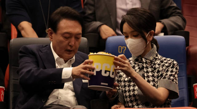 韩市民团体要求公开尹锡悦夫妇“看电影”等活动经费，韩总统府回应