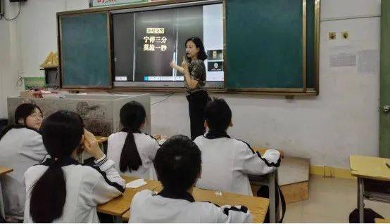 交通劝导活动马宫中学国旗下讲话,主题班会end编辑 林堉婷,严惠丹