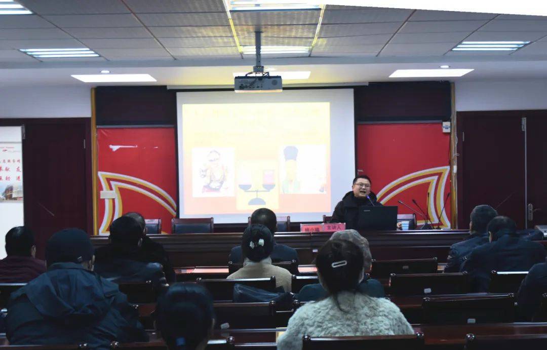 在大十字街道和谐社区,省委党校哲学教研部副教授杨小福,州委党校教授