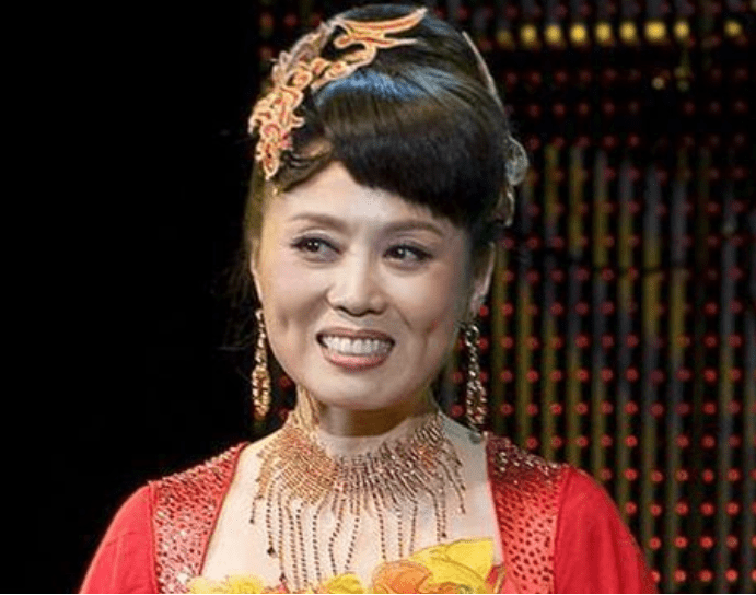她42岁嫁小15岁鲜肉,屡次上舞台却不红,如今57岁美如少女_吴琼_实力