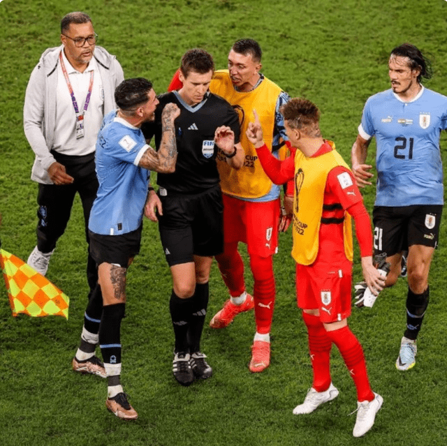 乌拉圭围攻+辱骂主裁!记者:或遭国际足联严惩 被禁止参加世预赛