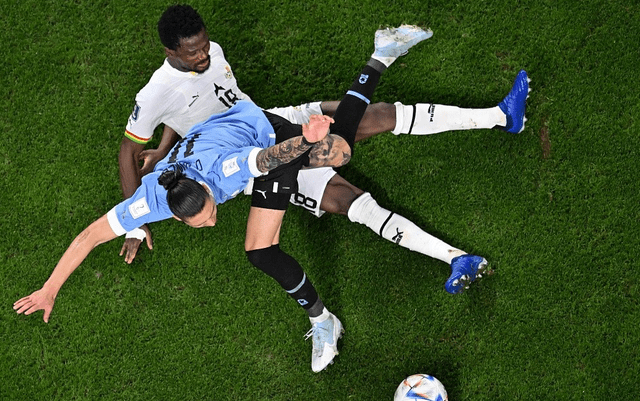 乌拉圭球员赛后围攻+辱骂主裁判，对着镜头爆粗口，或被足联重罚