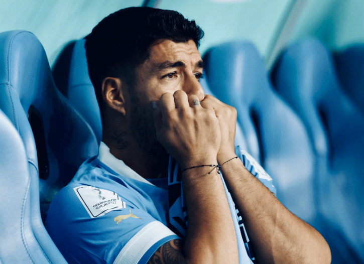 太不甘心了！乌拉圭球员赛后围攻裁判，场面一片混乱，苏亚雷斯泪流满面