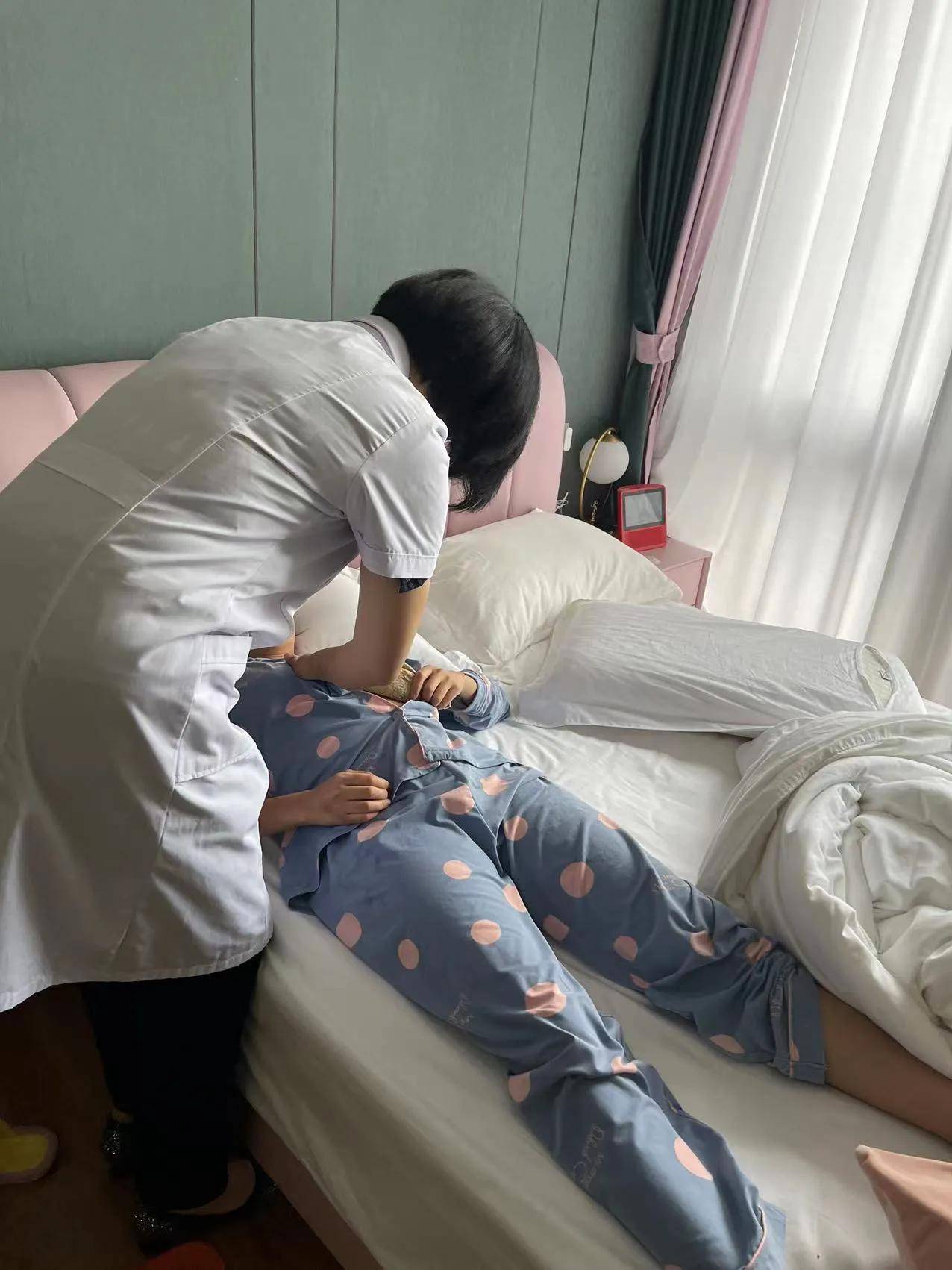 三万三住月子中心婴儿呛奶后窒息，医生说再晚来几分钟宝宝命不保