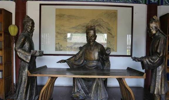 司马光出生时,父亲司马池正担任光州光山县令,于是便给他取名"光.