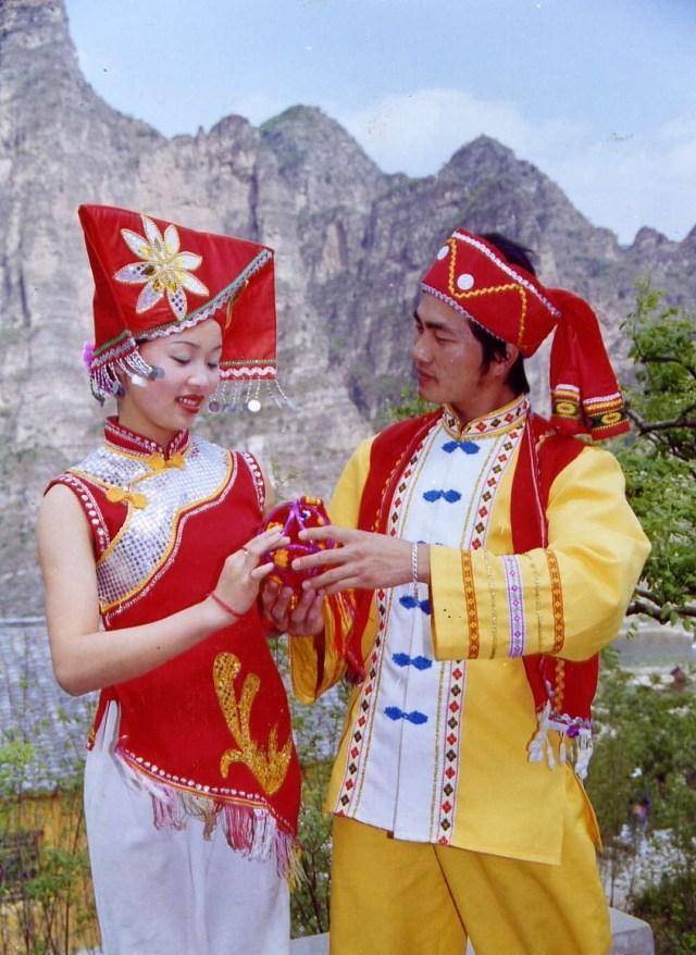 广西某一酒吧，一群女演员穿“传统族服”蹦迪专家：合适吗?？
