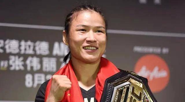 ufc决赛中,张伟丽战胜卡拉,重夺金腰带!她能获得多少?