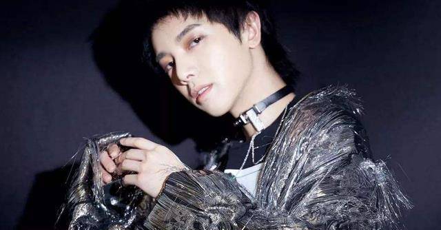 是科班出身，大学学的是音乐，在音乐方面华晨宇也是一个很有天赋的人。