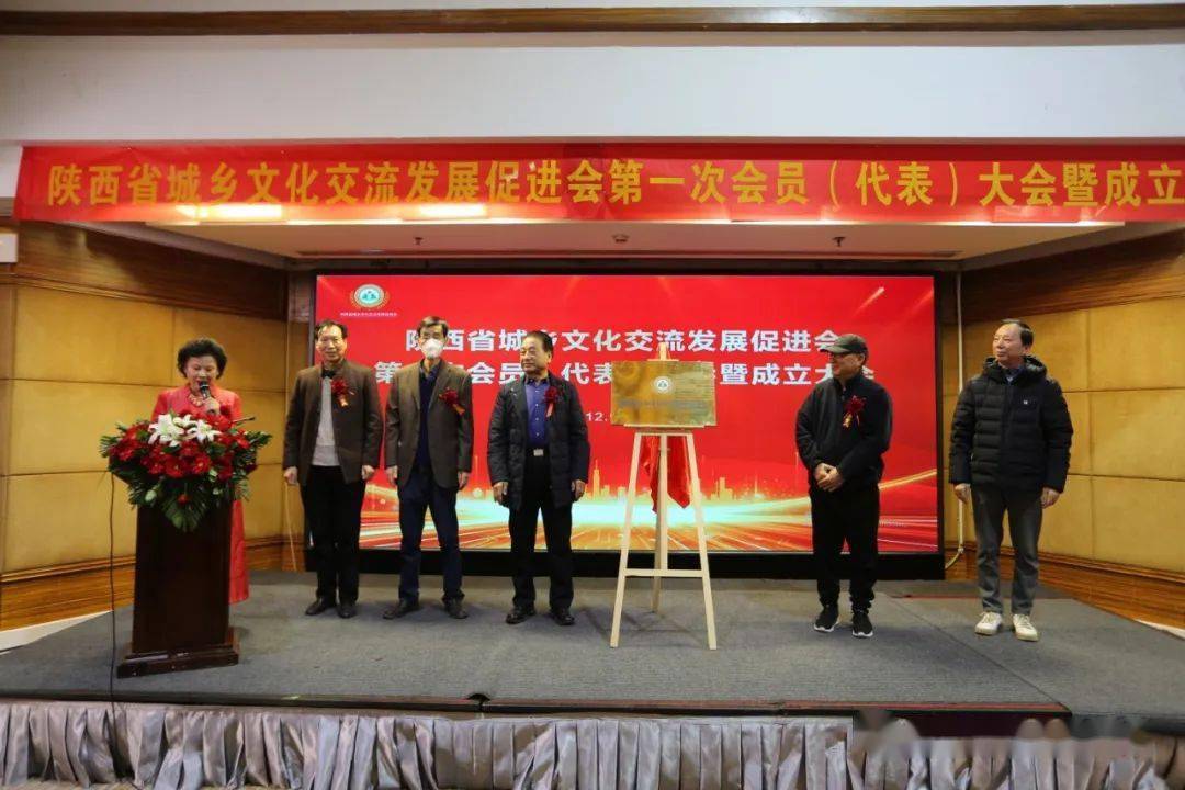 新当选的刘吉发会长为孟建国,朱巨龙,马守祥,邵玺元颁发顾问聘书.