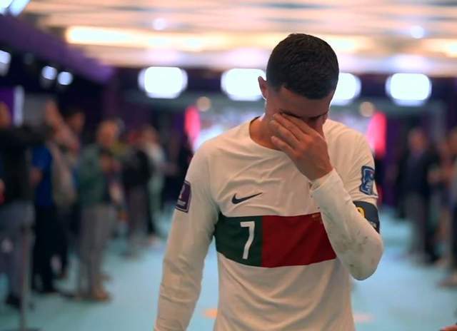 心疼！C罗赛后在球员通道痛哭：葡萄牙输球哭得最伤心的1个！