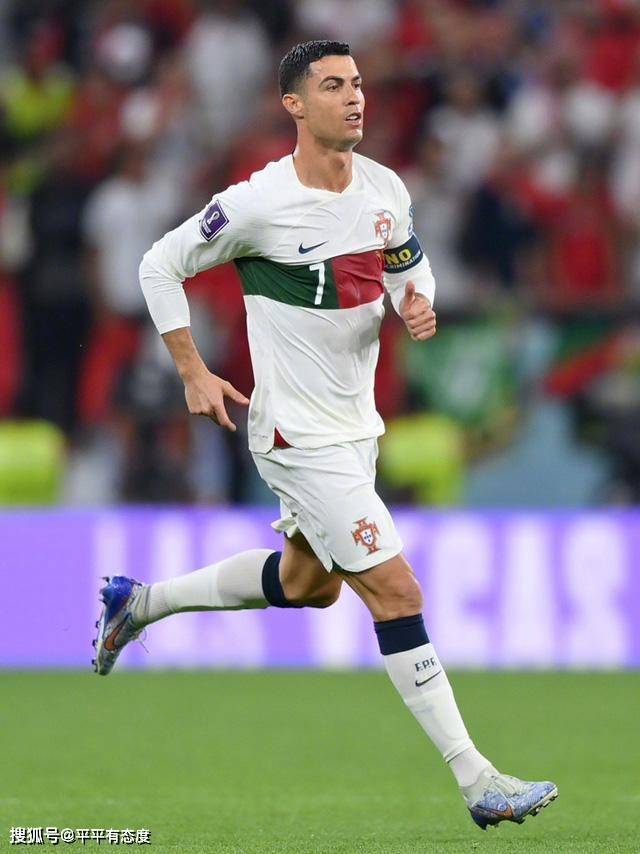 葡萄牙爆冷0-1摩洛哥遭淘汰，C罗哭得像只伤心猴子，女友说不该