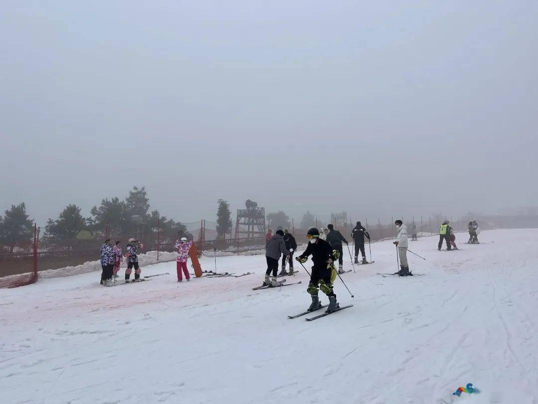 【冬游凉都】玉舍雪山滑雪场:线上线下齐发力 助推今冬滑雪热_游客