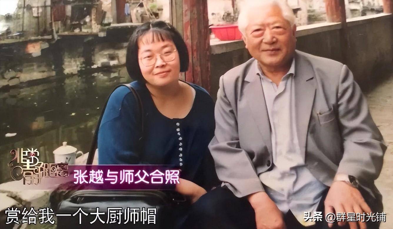 张越:扎根央视27年,退休后演话剧,57岁未婚,如今与狗狗相伴_节目_半边