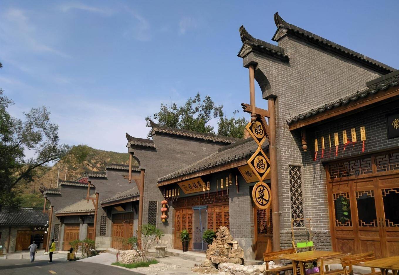红崖古镇当中还有华严寺,孔子学堂等地正在安静等待着人们去发掘,去