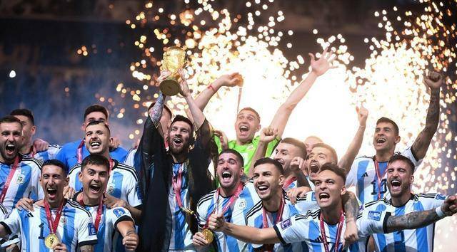 阿根廷夺冠，中国球迷感动落泪：花16万买一张决赛门票，太值了