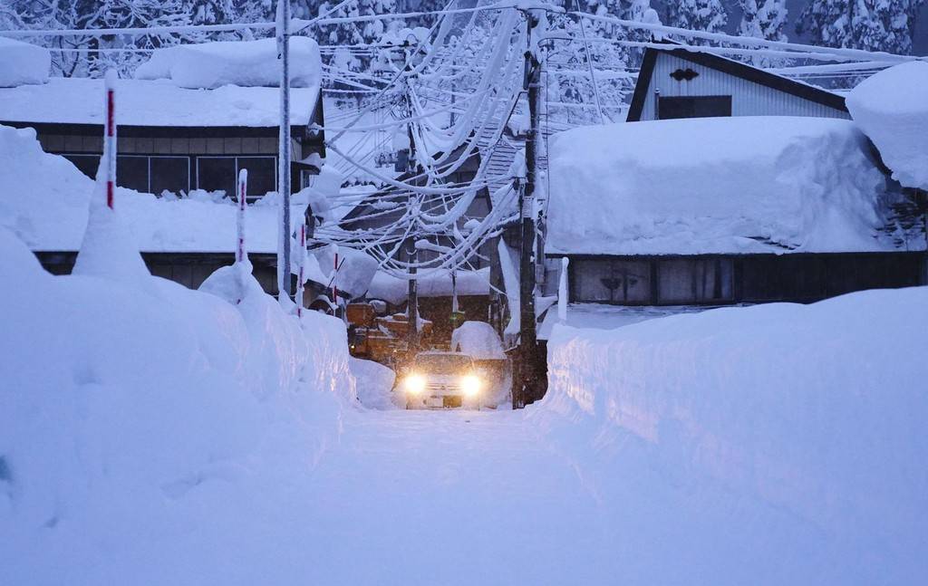 日本多地降暴雪 交通通信受影响