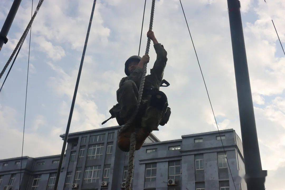 竞争最为激烈的经过4年的沉淀他就拿到双杠臂屈伸项目的第一名2018年