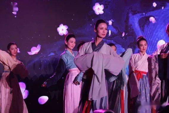 CQ9电子 CQ9传奇电子从汉服模特走秀想到的(图9)