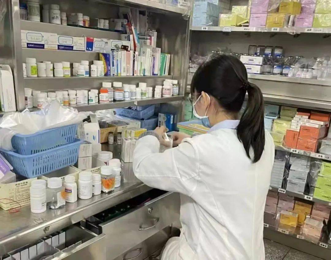 药剂科药剂师梁玉梅正忙碌地配药。山河锦绣，万家灯火广大医务工作者为