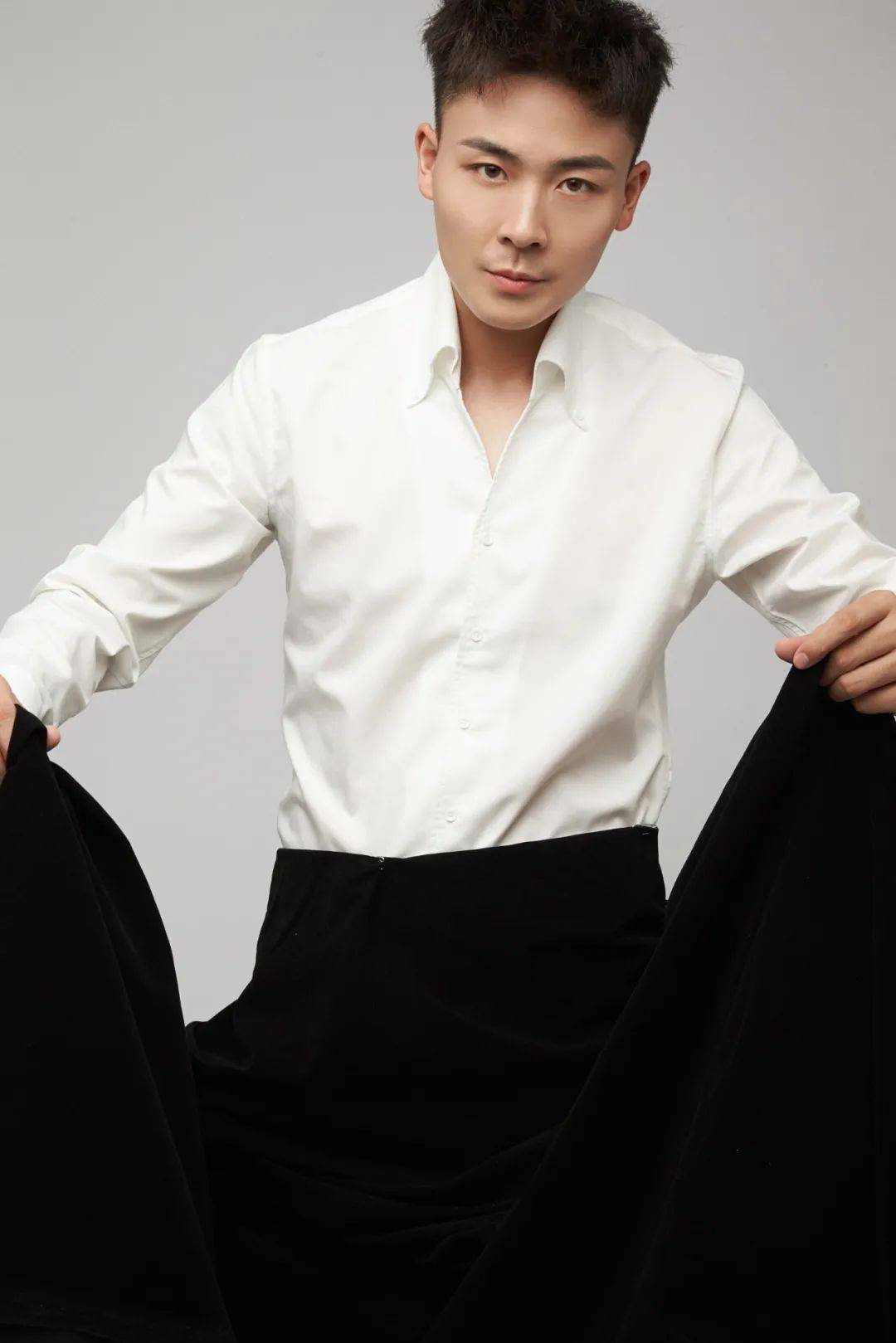 鲁一宽— 话剧导演 演员 — 电商达人— 电台主持人 — 自媒体博主— 话剧