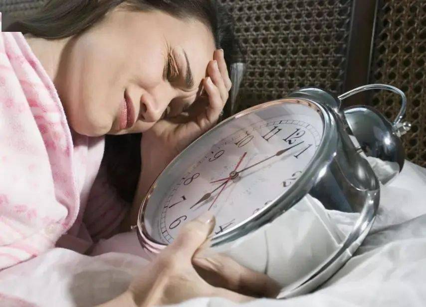 会使人在不该睡觉的时候出现瞌睡的问题,在该睡觉的时候无法正常入睡。可能会产生高血压绝大多数都认为我又